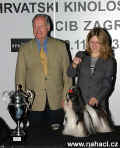 Vítězka Super Best in Show Zagreb 2003 - shih-tzu + rozhodčí Hans W. Müller ze Švýcarska.